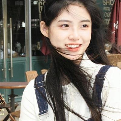 微光下的蓝色男孩